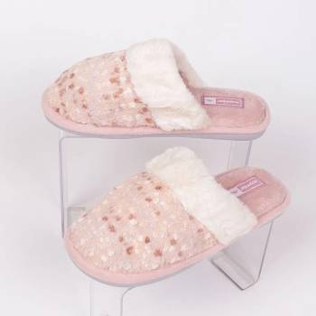 Image 1 of Дамски пухкави пантофи в пастелно розово с точки