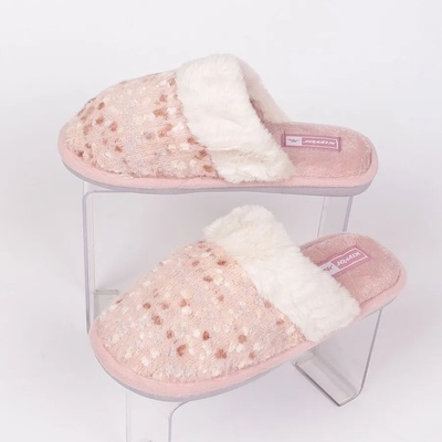 Дамски пухкави пантофи в пастелно розово с точки