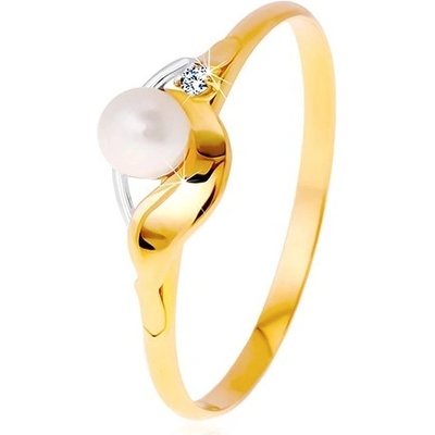 Šperky eshop diamantový prsteň zo zlata dvojfarebné vlnky číry briliant a biela perla BT504.94