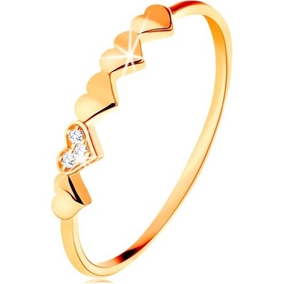 Šperky eshop prsten ve žlutém zlatě malá blýskavá srdíčka čiré zirkonky GG133