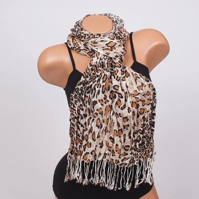 Дамски шал в бял меланж с леопардов десен
