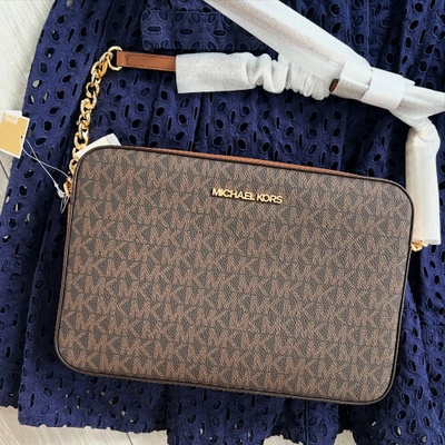 Michael Kors Jet Set crossbody s monogramom hnedá