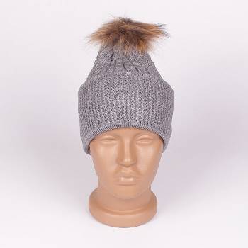 Сива плетнена зимна шапка с камъчета и свалящ се помпон
