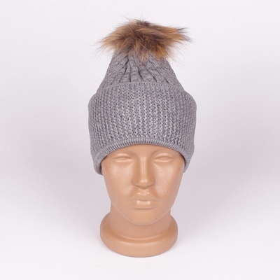 Сива плетнена зимна шапка с камъчета и свалящ се помпон