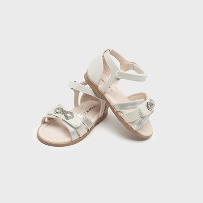 Mayoral Сребристи сандали с панделка за бебе момиче Майорал