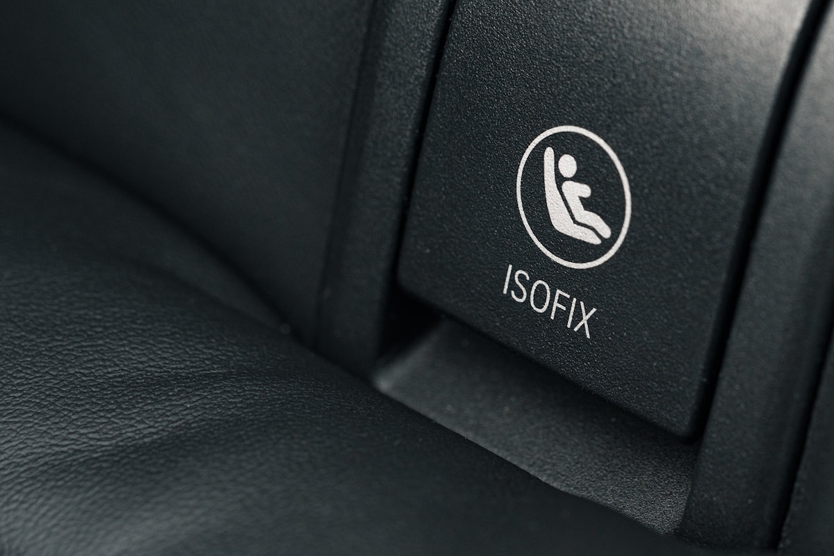 Bod pro ukotvení systému ISOFIX označen mezinárodním logem