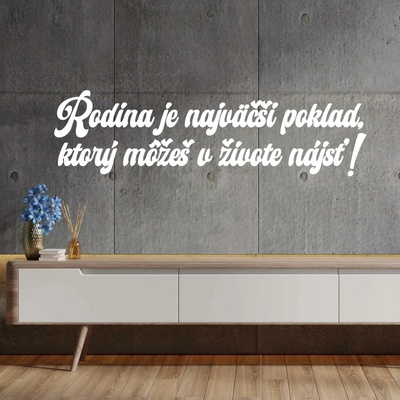 Drevený nápis na stenu - Rodina je najväčší poklad, ktorý...