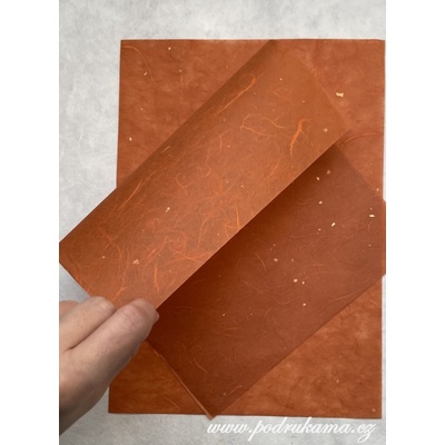 Sapaimport Morušový papír Unryu Lurex zlaté drobky - cihlový Velikost: 23x32 cm, balení 10 ks