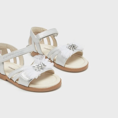 Mayoral Сандали в сребристо за бебе момиче с пантелка и кристали Майорал