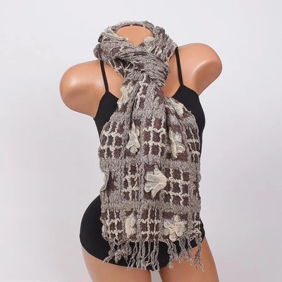 Тъмнокафяв шал с ефектни бежови цветя