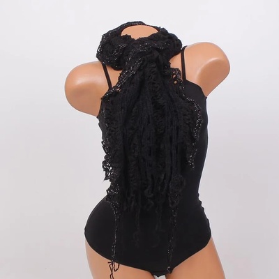 Плетен шал в черно с ламе и ресни