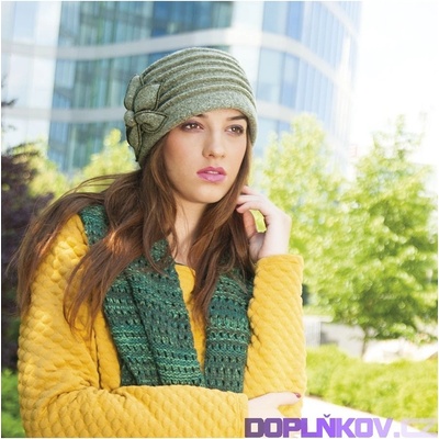 Karpet vlněná toka zdobená sámky a velkým květem tyrkysová