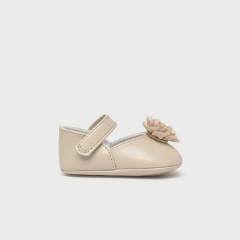 Mayoral Декоративни нежни пантофки с цвете за новородено момиче в бежов цвят Майорал