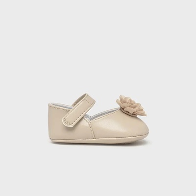 Mayoral Декоративни нежни пантофки с цвете за новородено момиче в бежов цвят Майорал