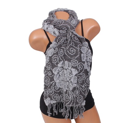 Зимен дамски шал в сиво с ефектни цветя и ресни