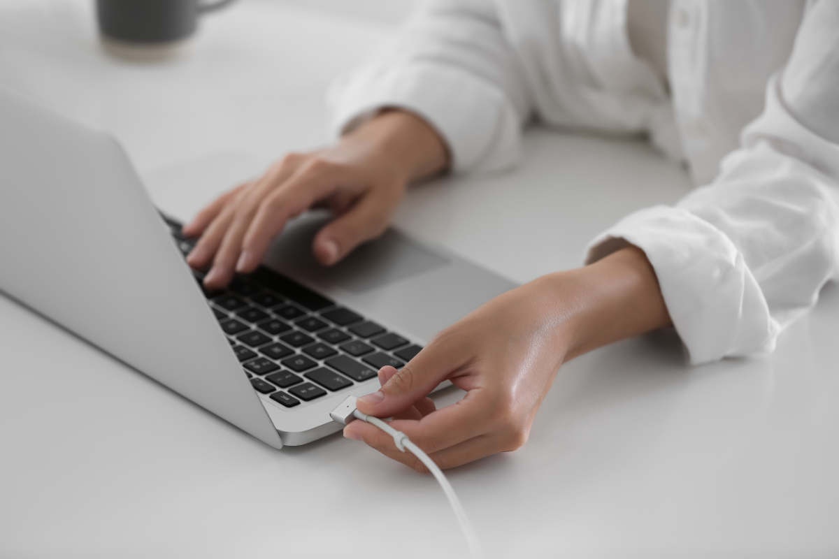 Töltőkábel csatlakoztatása laptophoz Töltőkábel csatlakoztatása laptophoz