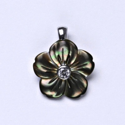 Čištín Stříbrný přívěsek přírodní perleť s kytičkou z perleti P 1489