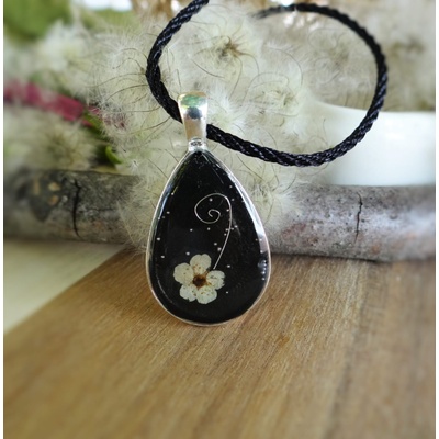 Meganflo Бяла върбинка на черен фон