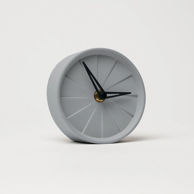 ODLITO Stolní betonové hodiny Koláč 10,5 cm šedá / černé ručičky – Zbozi.Blesk.cz