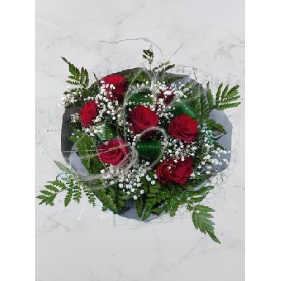 БУКЕТ ОТ 7 ЧЕРВЕНИ РОЗИ И ДЕКОРАТИВНИ ПЕРА