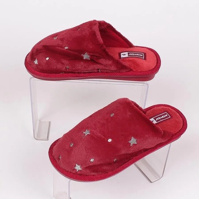 Плюшени пантофи в цвят бордо със сребристи звезди