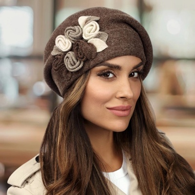 Krumlovanka Zimní dámská čepice s květy W-0792/867 hnědá