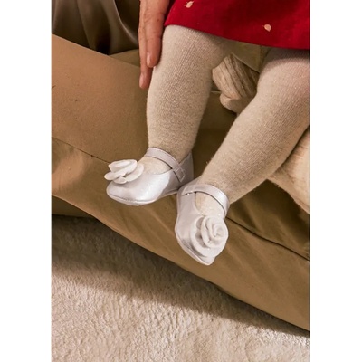 Mayoral Пантофки цвете в перлен цвят за новородено момиче Mayoral