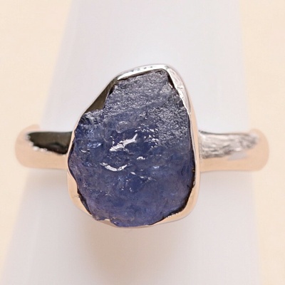 Nefertitis Tanzanit surový prsten stříbro LOT404