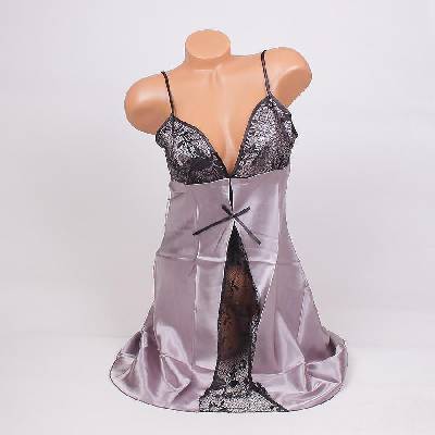 Сатенена нощница в сребристо-сиво с нежна дантела