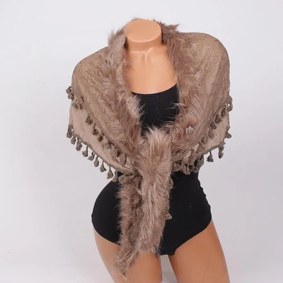 Кафяв шал с пухче, дантела и пискюли