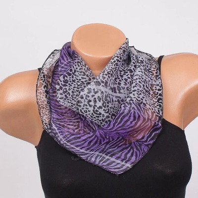 Модно фишу в лилаво и бяло с животинска окраска