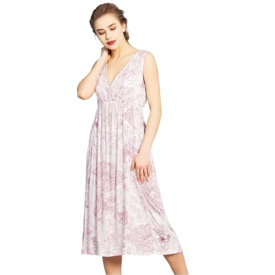 Дълга бяла нощница с лилави цветя и орнаменти
