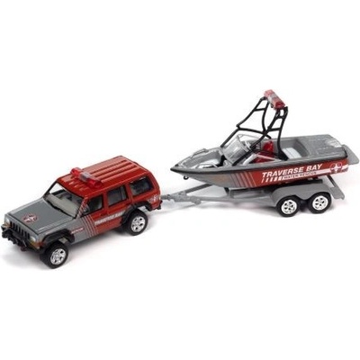 Johnny Lightning Jeep Cherokee XJ s lodí a přívěsem 1:64