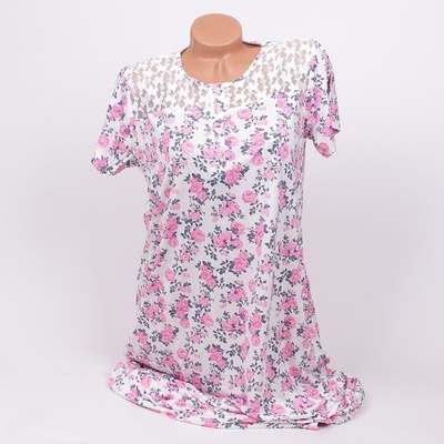 Свежа дълга нощница в бял цвят декорирана с рози