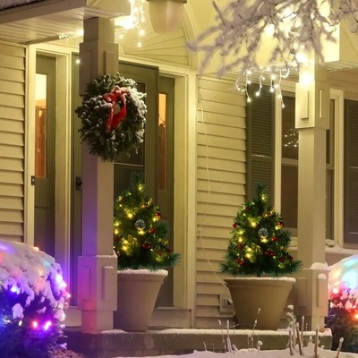 HOMCOM Vánoční mini stromky s dekoracemi a LED osvětlením Ø33 x 75 cm 2 kusy