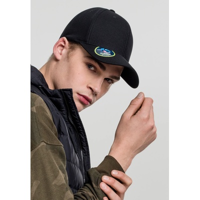 Urban Classics Шапка с козирка Urban Classics 110 Cool & Dry Mini Pique в черен цвятUB-110P-00007 - Черен, размер one size