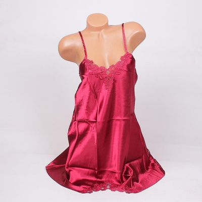 Сатенена нощница в цвят бордо с дантела