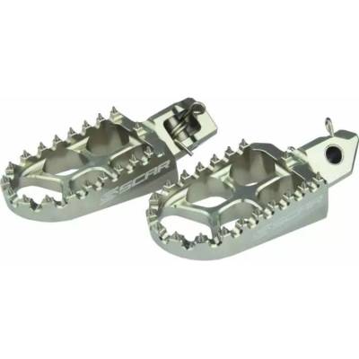 SCAR závodní stupačky řidiče hliníkové KTM SX/EXC 23-, HUSQVARNA 23-, GASGAS 24-, SHERCO 08-25, BETA RR 05-19, HUSABERG 08-14 barva titanová (stříbrná)