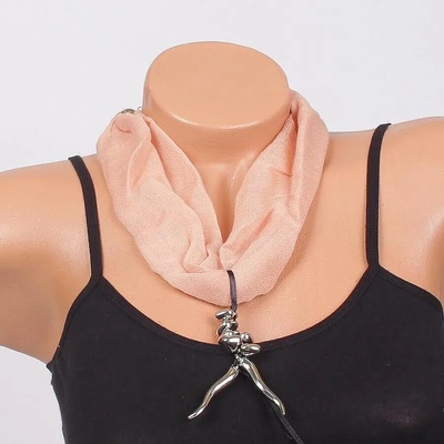 Бежово фишу-колие със сребриста висулка и сърца