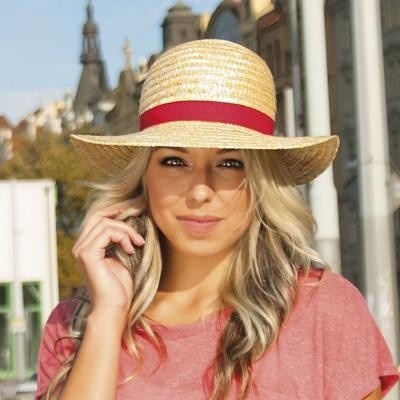 Karpet dámsky slamený klobúk zdobený rypsovou stuhou červená