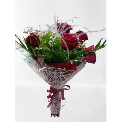 БУКЕТ ОТ ЧЕРВЕНИ РОЗИ И ДЕКОРАТИВНИ ПЕРА