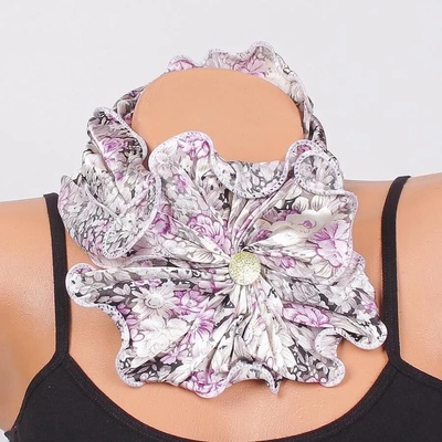 Фишу-цвете в черно на бели и лилави цветя