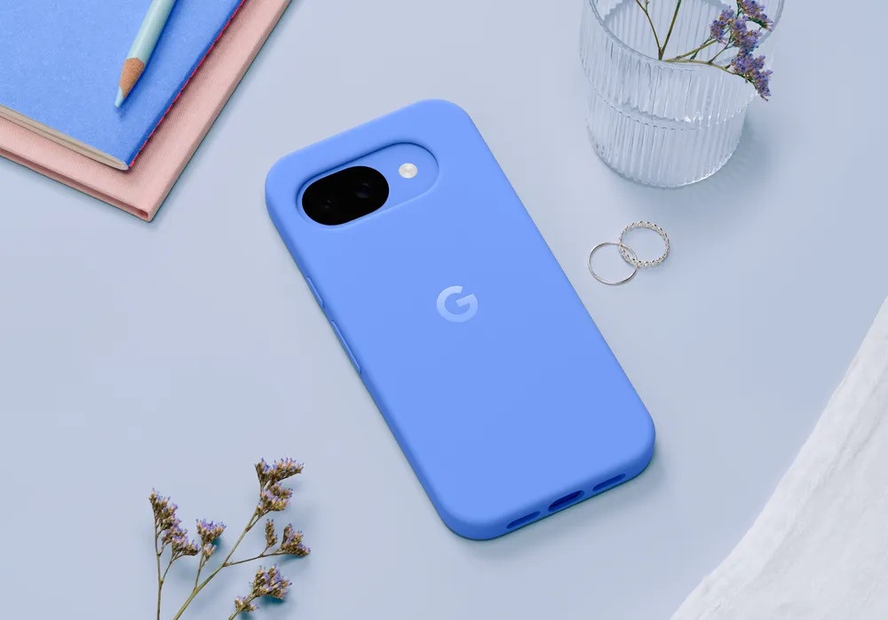 Google Pixel 10a vo farbe Lavender a v silikónovom puzdre Google Pixel 10a vo farbe Lavender a v silikónovom puzdre