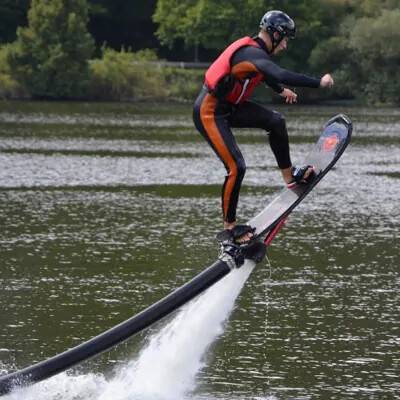 Hoverboarding vodní adrenalin na prkně