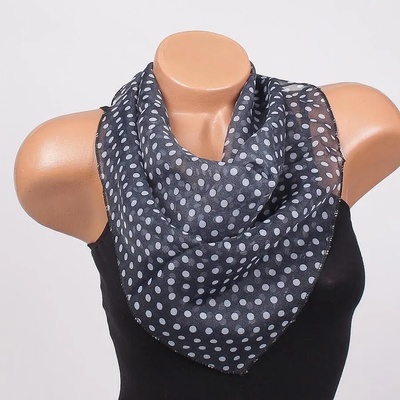 Дамско фишу в черно с бели точки