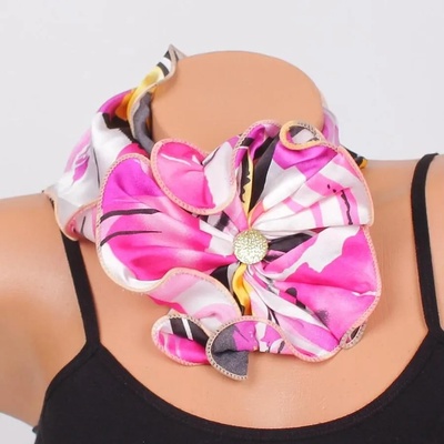 Красиво фишу-цвете с пъстър десен