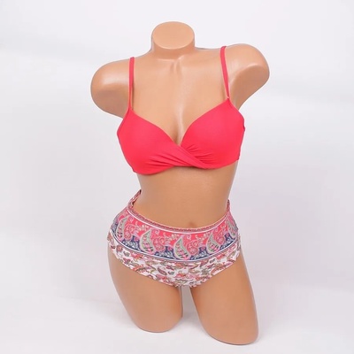 Бански в ярко червено с цветен десен - чашка b