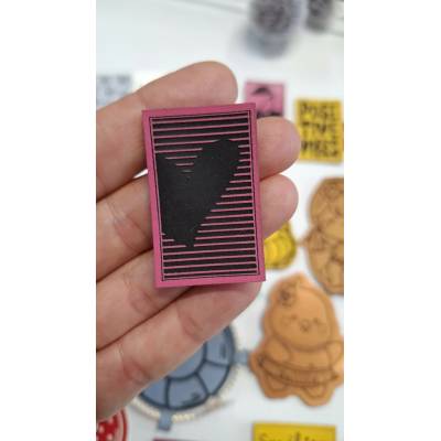 Koženkový štítok Pásikavé srdce Materiál/farba: LASER hot pink