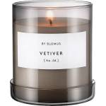 Blomus (Германия) Ароматна свещ BLOMUS VALOA с аромат Vetiver - Ø9 х h9 см - цвят опушеносив (BLOMUS 65546)