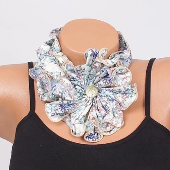 Image 1 of Бяло фишу-цвете с флорални мотиви